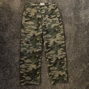 Universal Thread Women's High Rise Camo Cargo Jeans — Green/Olive